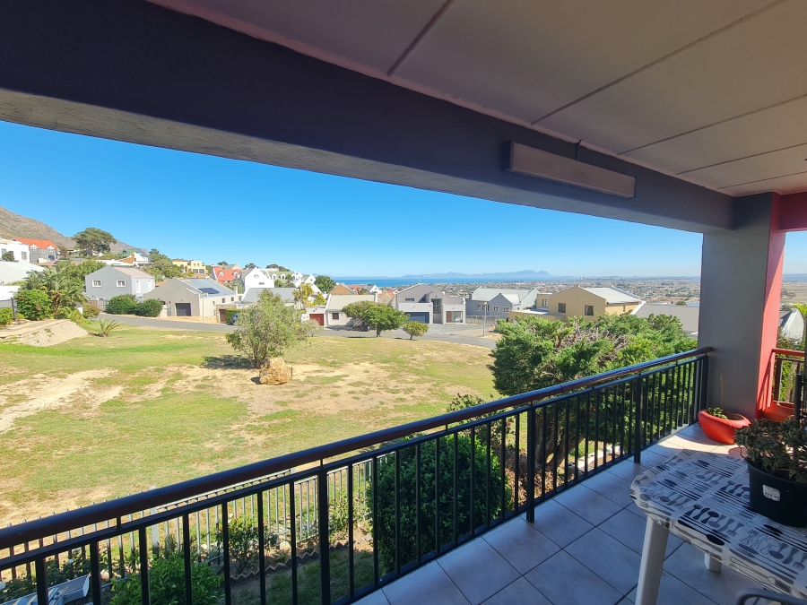 4 Bedroom Property for Sale in Mountainside Western Cape